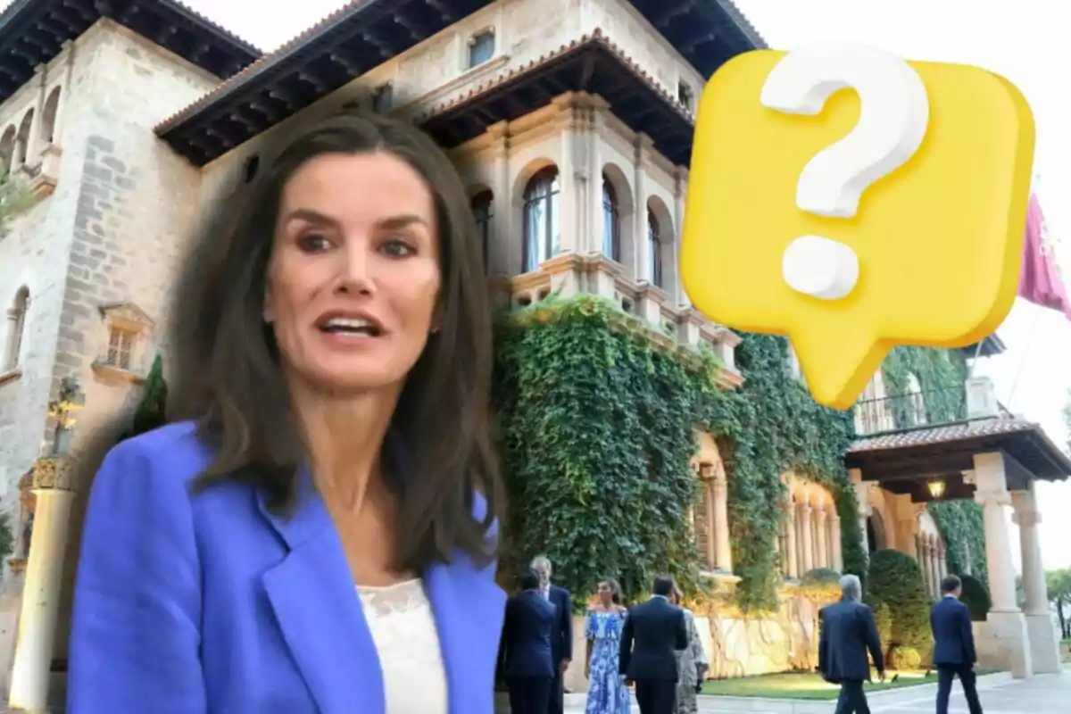 Letizia con chaqueta azul aparece en primer plano frente al palacio de Marivent cubierto de enredaderas, con un grupo de personas caminando en el fondo y un icono de signo de interrogación amarillo en la esquina superior derecha.