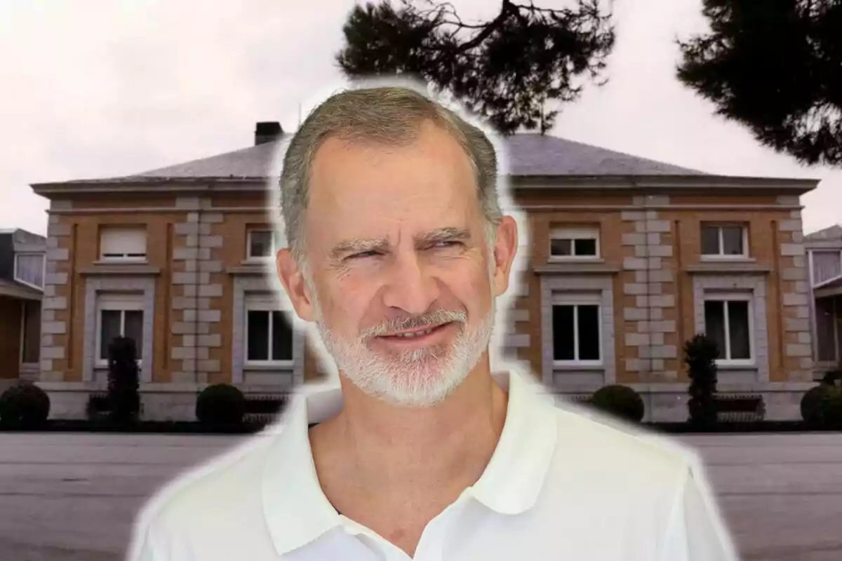 Felipe VI con camisa blanca frente al Palacio de la Zarzuela.