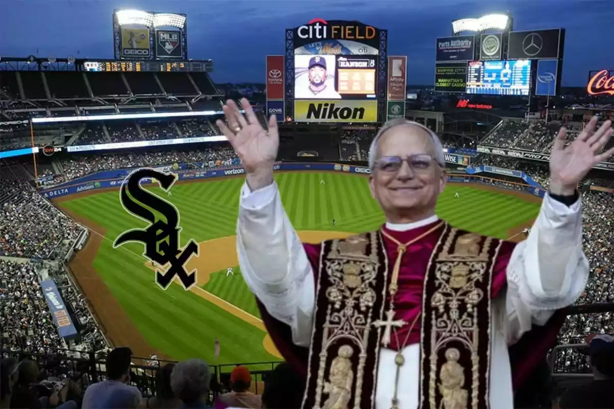Un hombre vestido con vestimenta religiosa levanta las manos en un estadio de béisbol con el logotipo de los White Sox superpuesto. Un hombre vestido con vestimenta religiosa levanta las manos en un estadio de béisbol con el logotipo de los White Sox superpuesto.