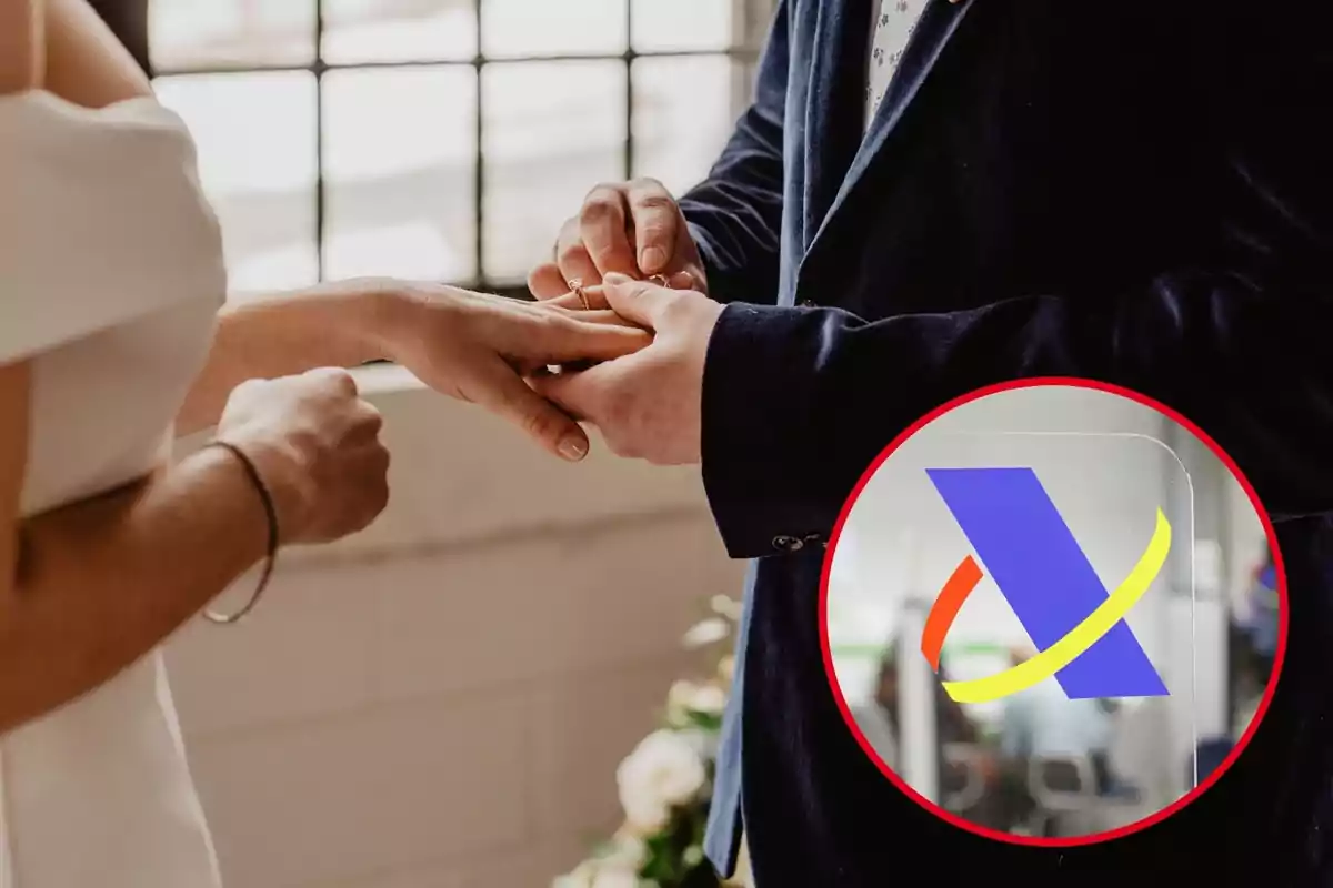 Una pareja intercambiando anillos de boda con el logo de la Agencia Tributaria en la esquina inferior derecha.