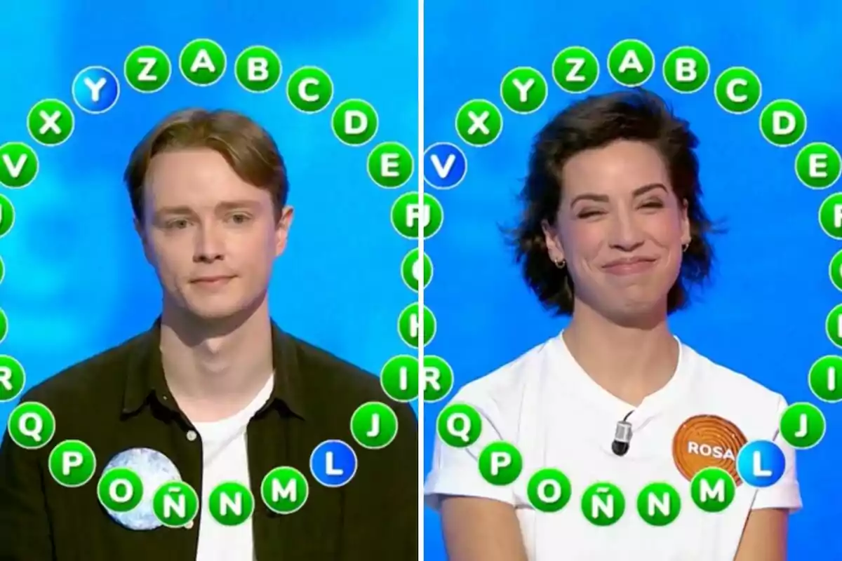 Manu y Rosa participan en la prueba final de un programa de televisión de preguntas y respuestas, cada uno rodeado por un círculo de letras verdes sobre un fondo azul Manu y Rosa participan en la prueba final de un programa de televisión de preguntas y respuestas, cada uno rodeado por un círculo de letras verdes sobre un fondo azul