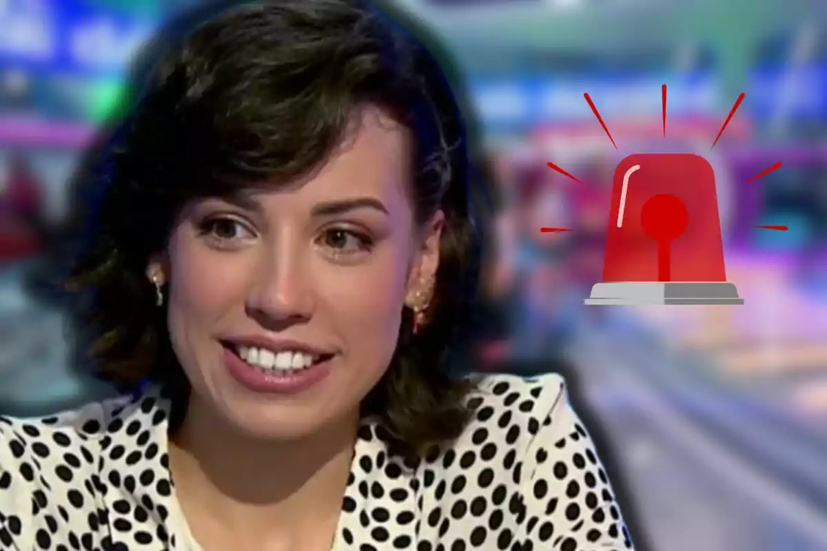 Rosa con blusa de lunares sonríe mientras a su lado aparece un dibujo de sirena de emergencia roja sobre un fondo desenfocado