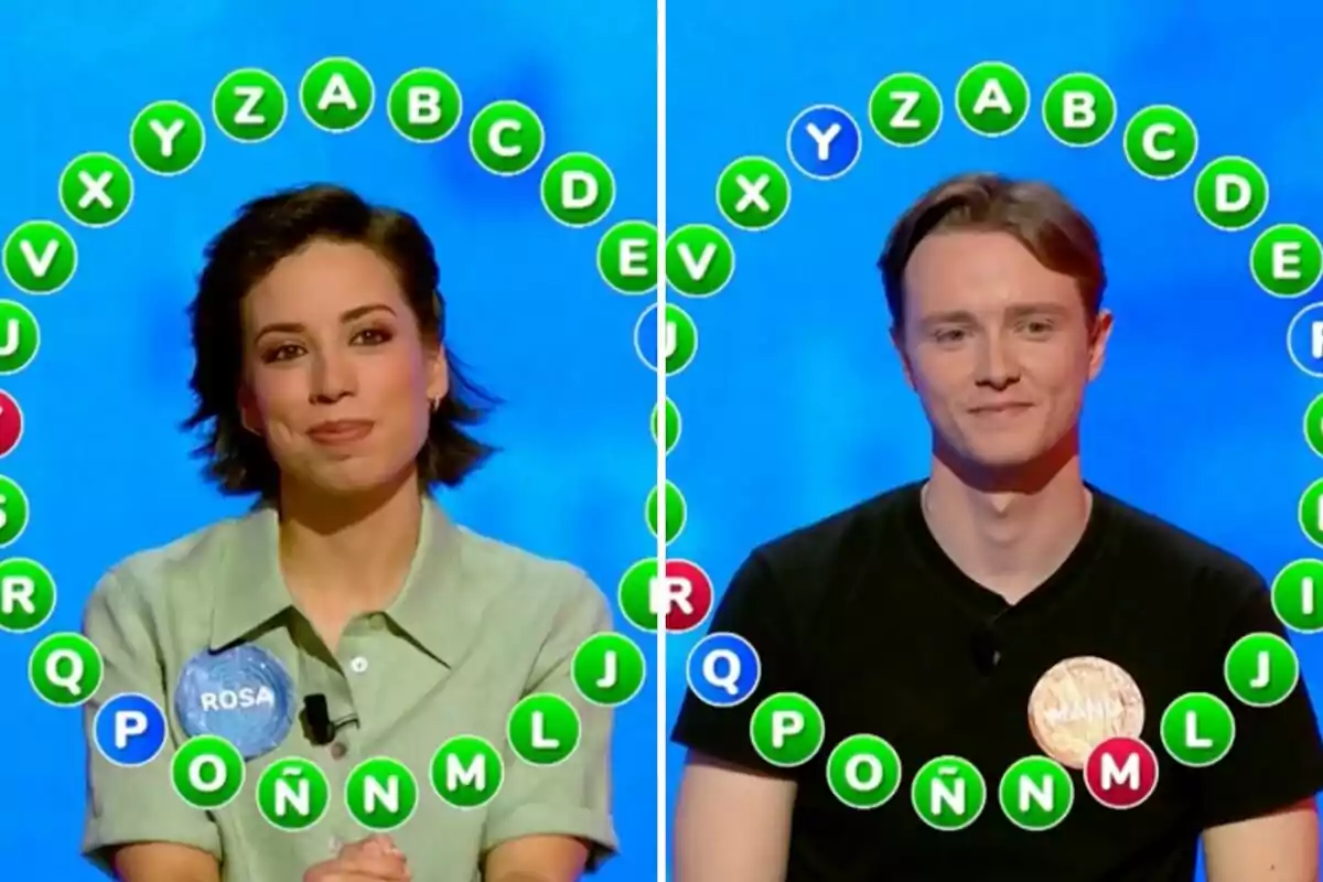 Rosa y Manu participan en la prueba final de un concurso de televisión, sentados frente a un fondo azul con letras del abecedario rodeándolos en círculos verdes, rojos y azules. Rosa y Manu participan en la prueba final de un concurso de televisión, sentados frente a un fondo azul con letras del abecedario rodeándolos en círculos verdes, rojos y azules.