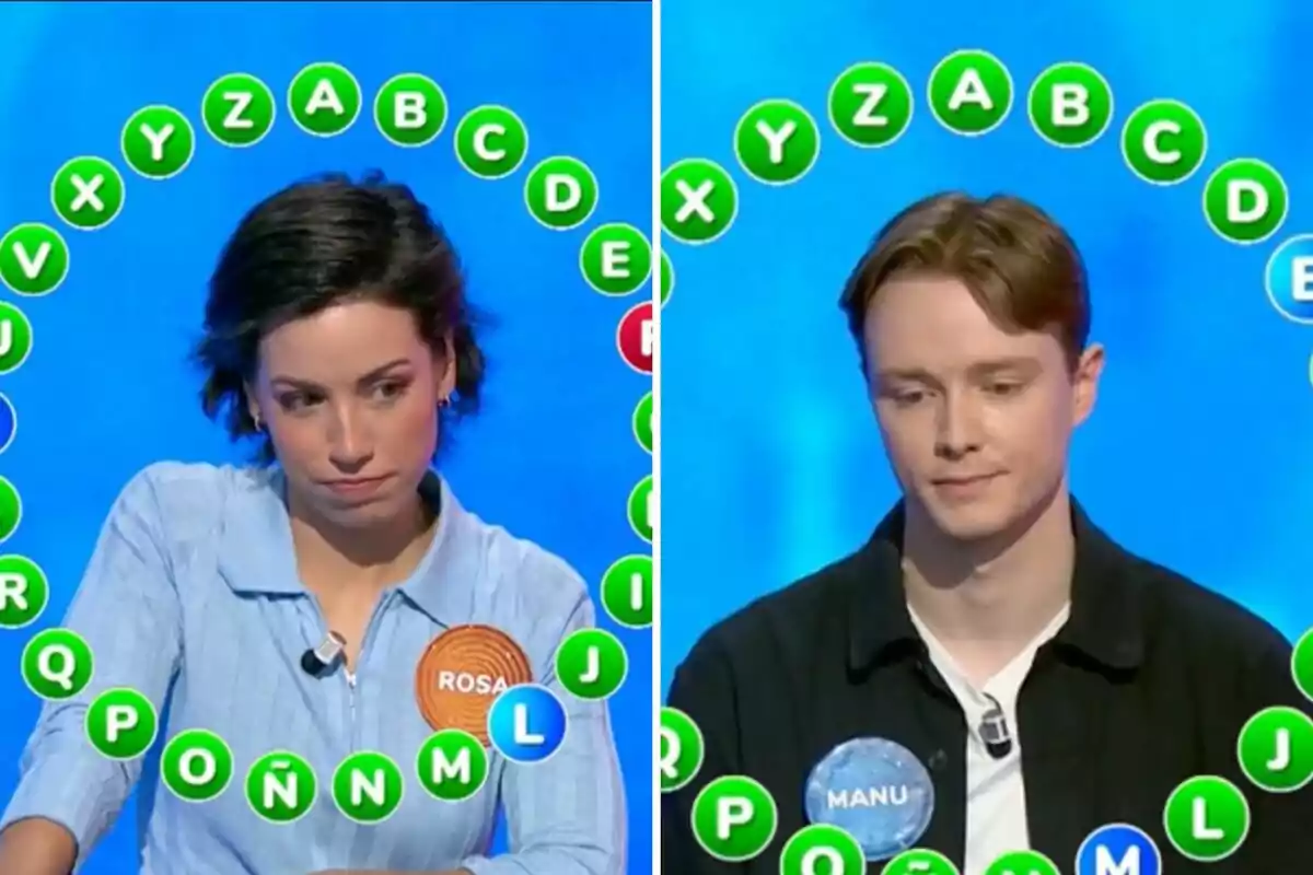 Rosa y Manu en un programa de televisión de preguntas y respuestas están concentrados mientras participan en una ronda con letras del alfabeto rodeándolos en la pantalla azul. Rosa y Manu en un programa de televisión de preguntas y respuestas están concentrados mientras participan en una ronda con letras del alfabeto rodeándolos en la pantalla azul.