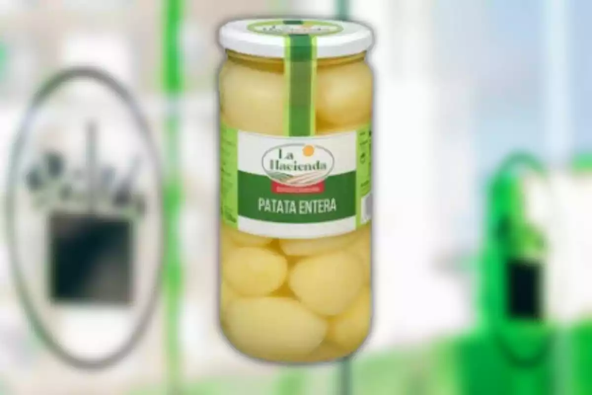 Un frasco de patatas enteras de la marca La Hacienda con un fondo desenfocado. Un frasco de patatas enteras de la marca La Hacienda con un fondo desenfocado.