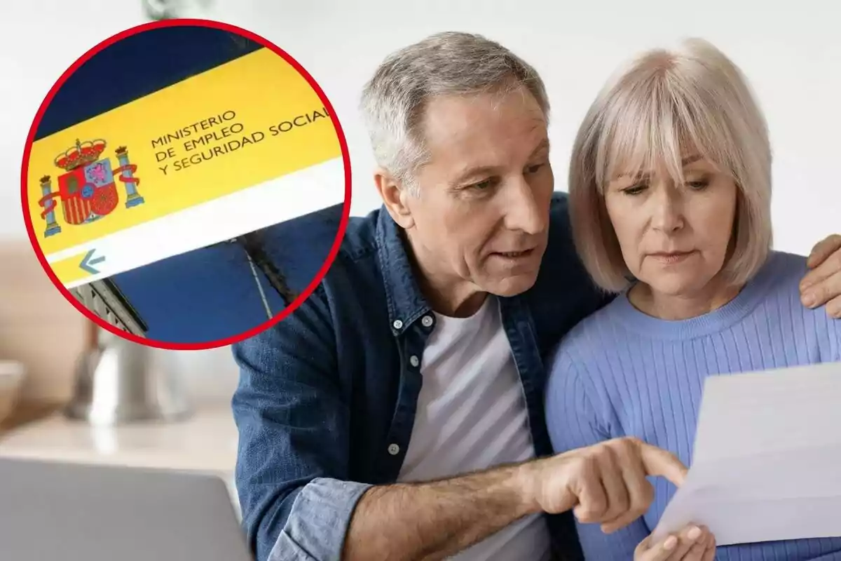 Una pareja de personas mayores revisa un documento, con un recuadro que muestra el logo del Ministerio de Empleo y Seguridad Social de España.