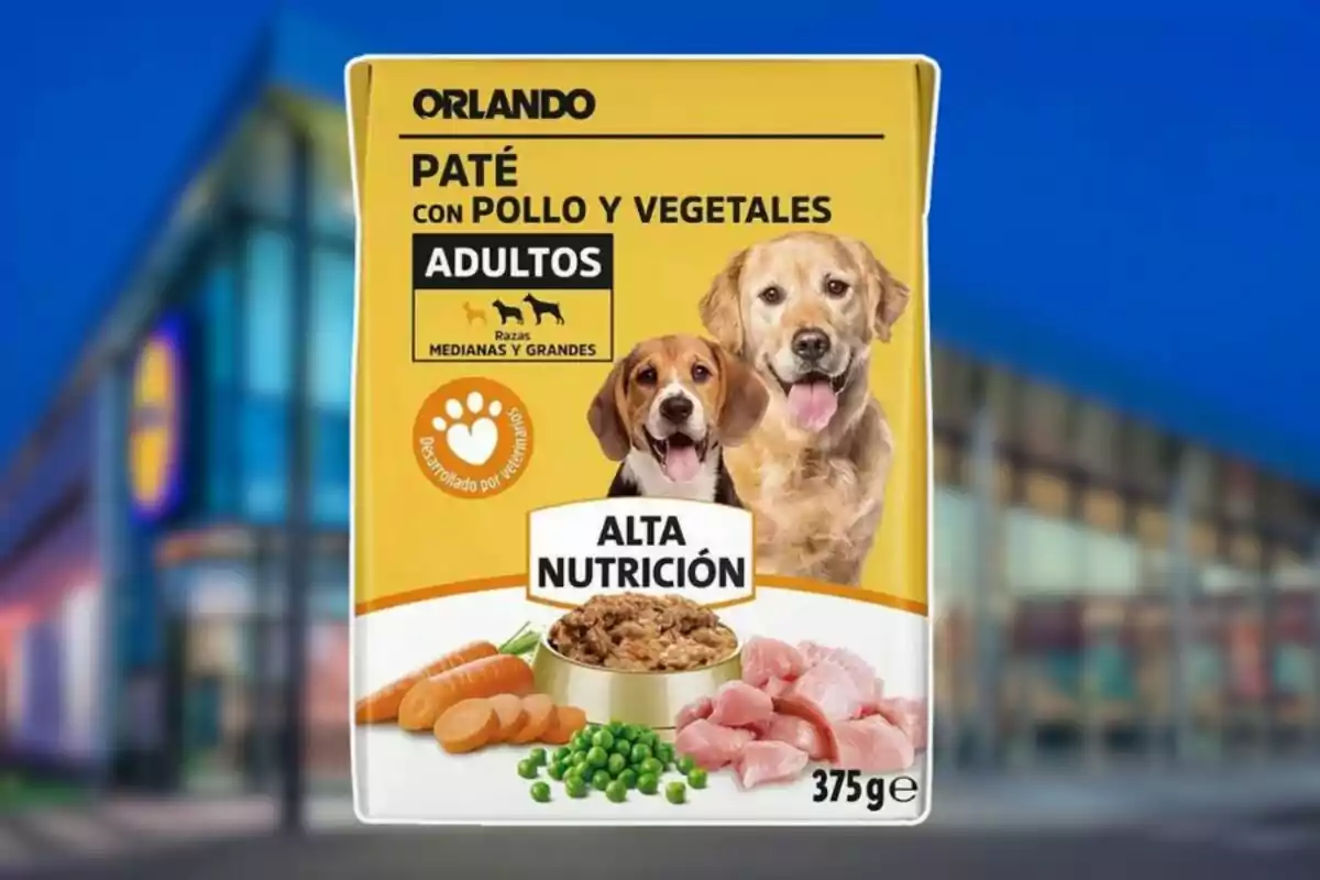 Envase de paté para perros adultos de razas medianas y grandes con pollo y vegetales de la marca Orlando, con imágenes de dos perros y comida. Envase de paté para perros adultos de razas medianas y grandes con pollo y vegetales de la marca Orlando, con imágenes de dos perros y comida.