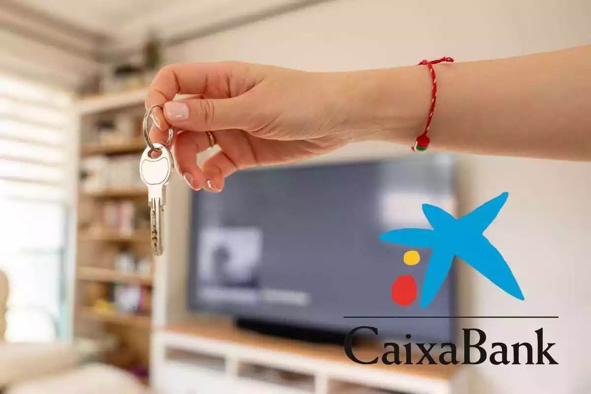 Montaje de una persona con unas llaves de un piso en una mano y el logo de CaixaBank
