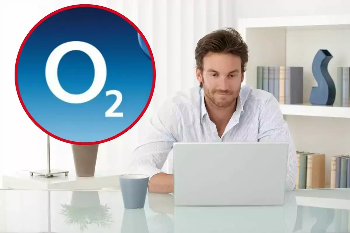 Hombre trabajando en una computadora portátil con el logo de O2 en un círculo rojo a la izquierda.