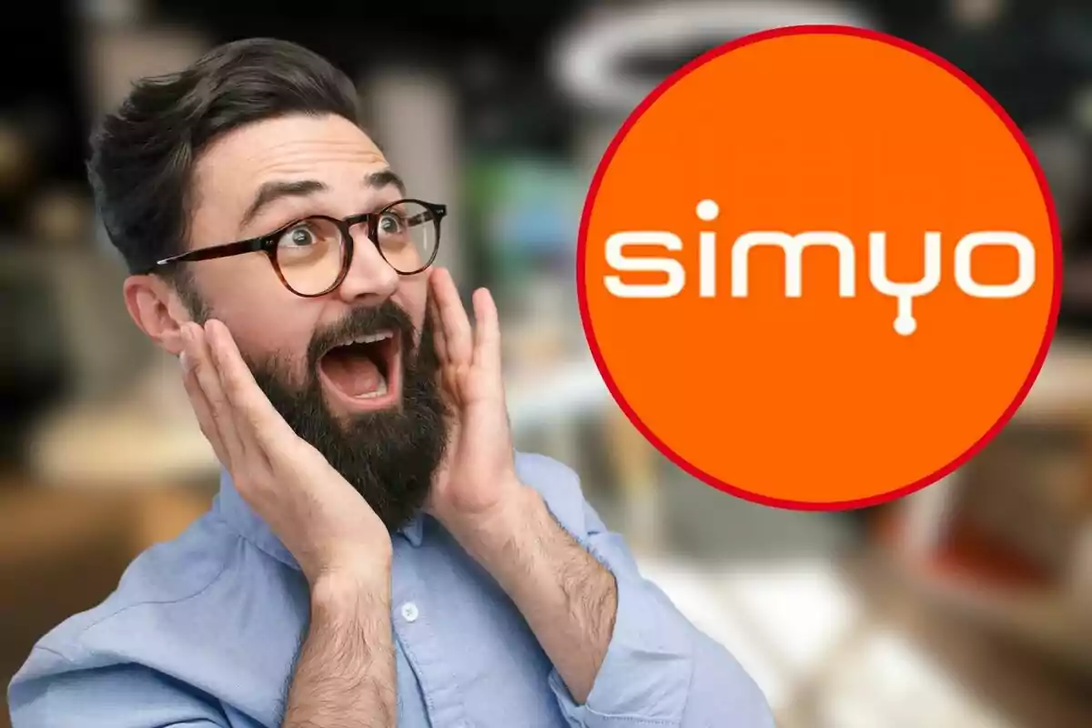 Un hombre con barba y gafas muestra una expresión de sorpresa con las manos en las mejillas, mientras que a su lado hay un logotipo circular naranja con la palabra "simyo" en blanco.