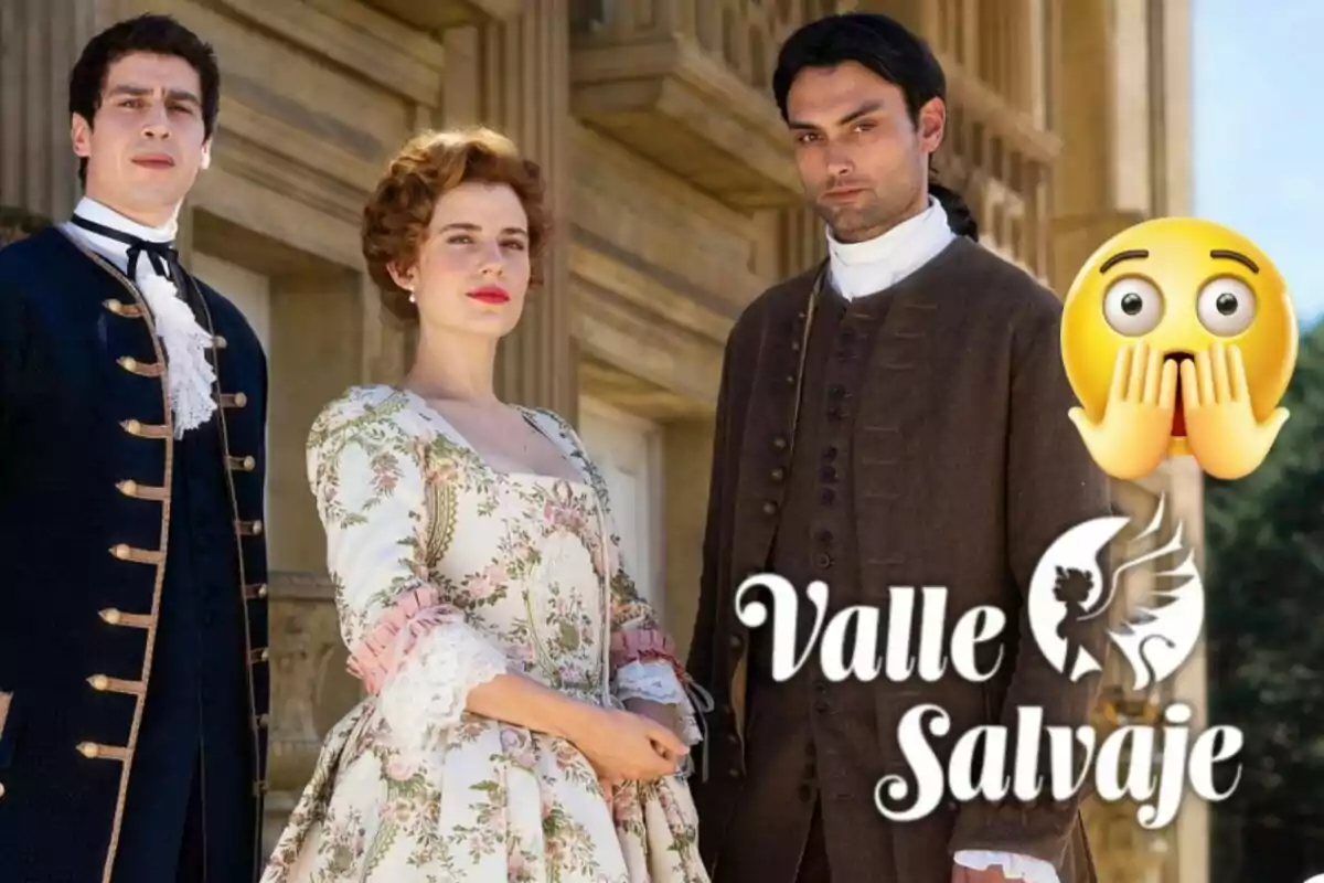 Tres personas vestidas con trajes de época posan frente a un edificio antiguo con el texto "Valle Salvaje" y un emoji sorprendido.