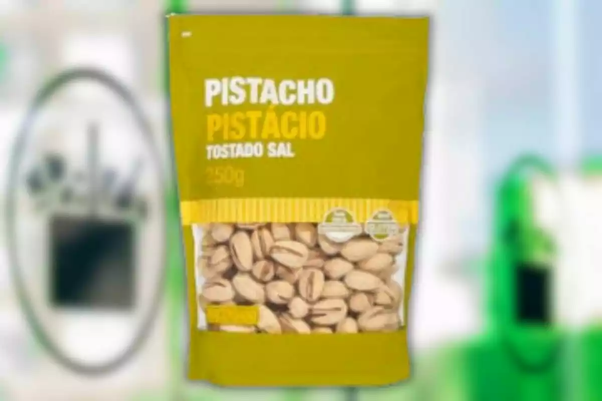 Bolsa de pistachos tostados con sal de 250 gramos con fondo desenfocado. Bolsa de pistachos tostados con sal de 250 gramos con fondo desenfocado.
