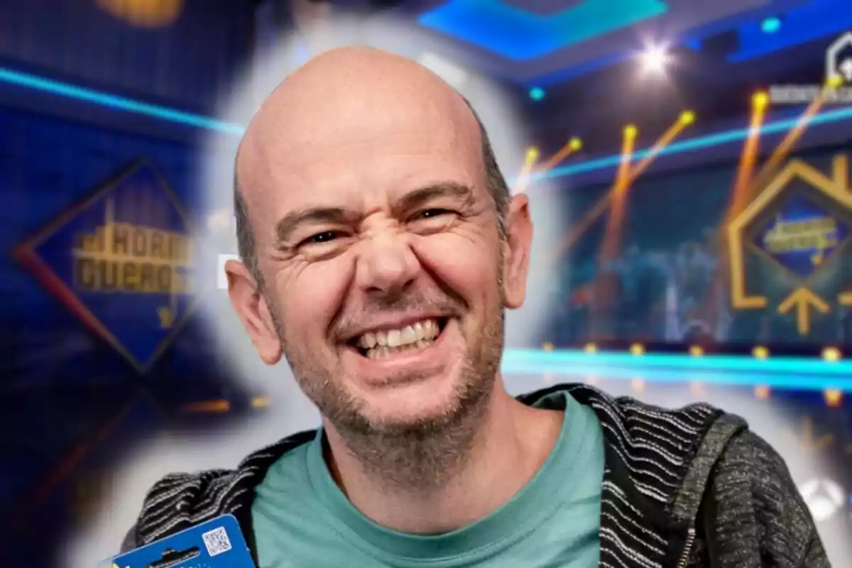 Jandro sonriente con barba incipiente en 'El Hormiguero' iluminado con luces de colores.