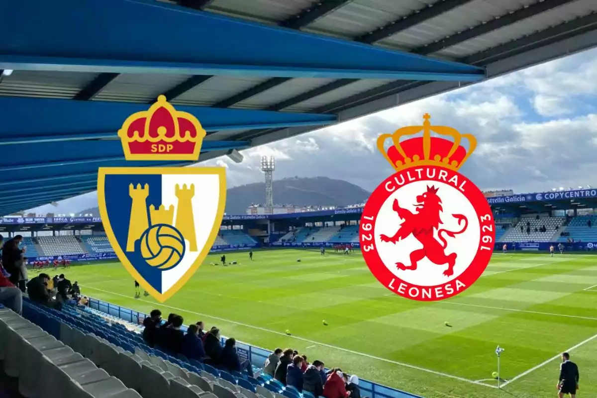 Logos de dos equipos de fútbol superpuestos sobre una imagen de un estadio vacío con gradas azules y un campo de juego verde.