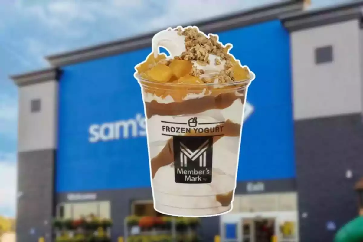 Vaso de yogurt congelado con duraznos y granola frente a una tienda Sam's Club Vaso de yogurt congelado con duraznos y granola frente a una tienda Sam's Club