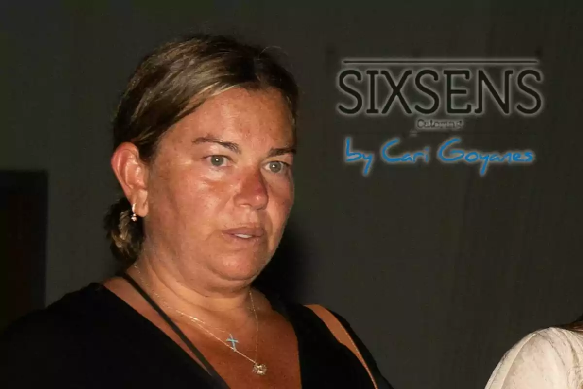 Caritina Goyanes con cabello recogido y expresión seria, con un logotipo de "SIXSENS Catering by Cari Goyanes" en el fondo.