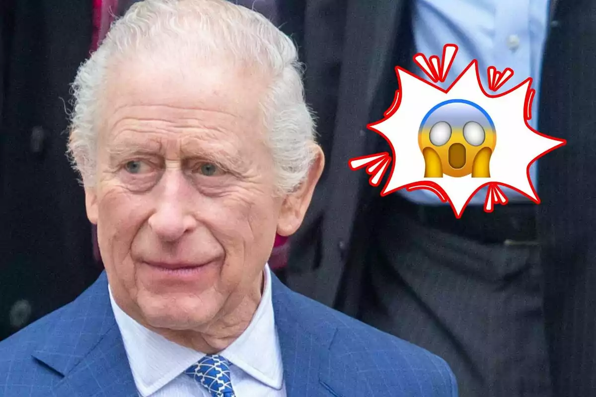 Carlos III con traje azul, acompañado de un emoji de sorpresa en un fondo decorativo.