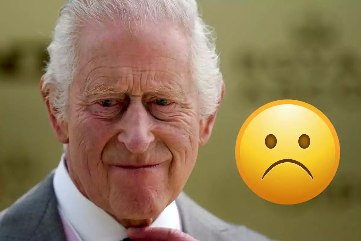 Carlos III con expresión seria junto a un emoji de cara triste.