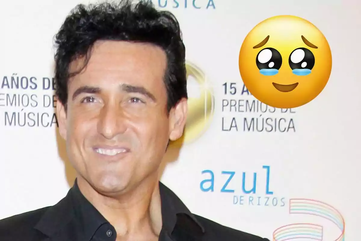 Carlos Marín sonriente con un emoji de carita llorando de felicidad en la esquina superior derecha.