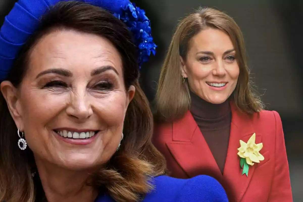 Carole y Kate Middleton sonrientes, una en primer plano con un sombrero azul y otra al fondo con un abrigo rojo y una flor amarilla en la solapa