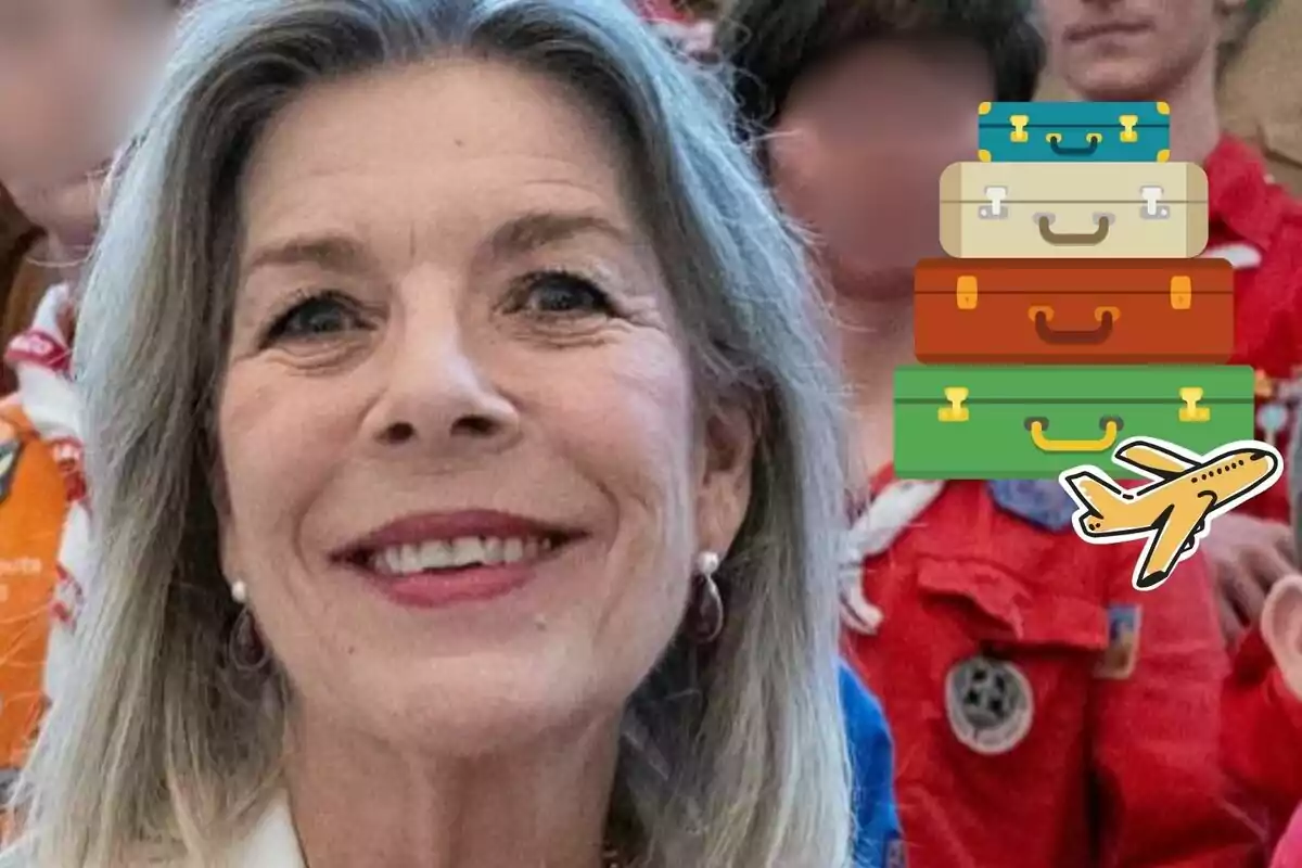 Carolina de Mónaco sonriente con cabello canoso está en primer plano, mientras que al fondo hay personas con ropa colorida y un gráfico de maletas apiladas y un avión.