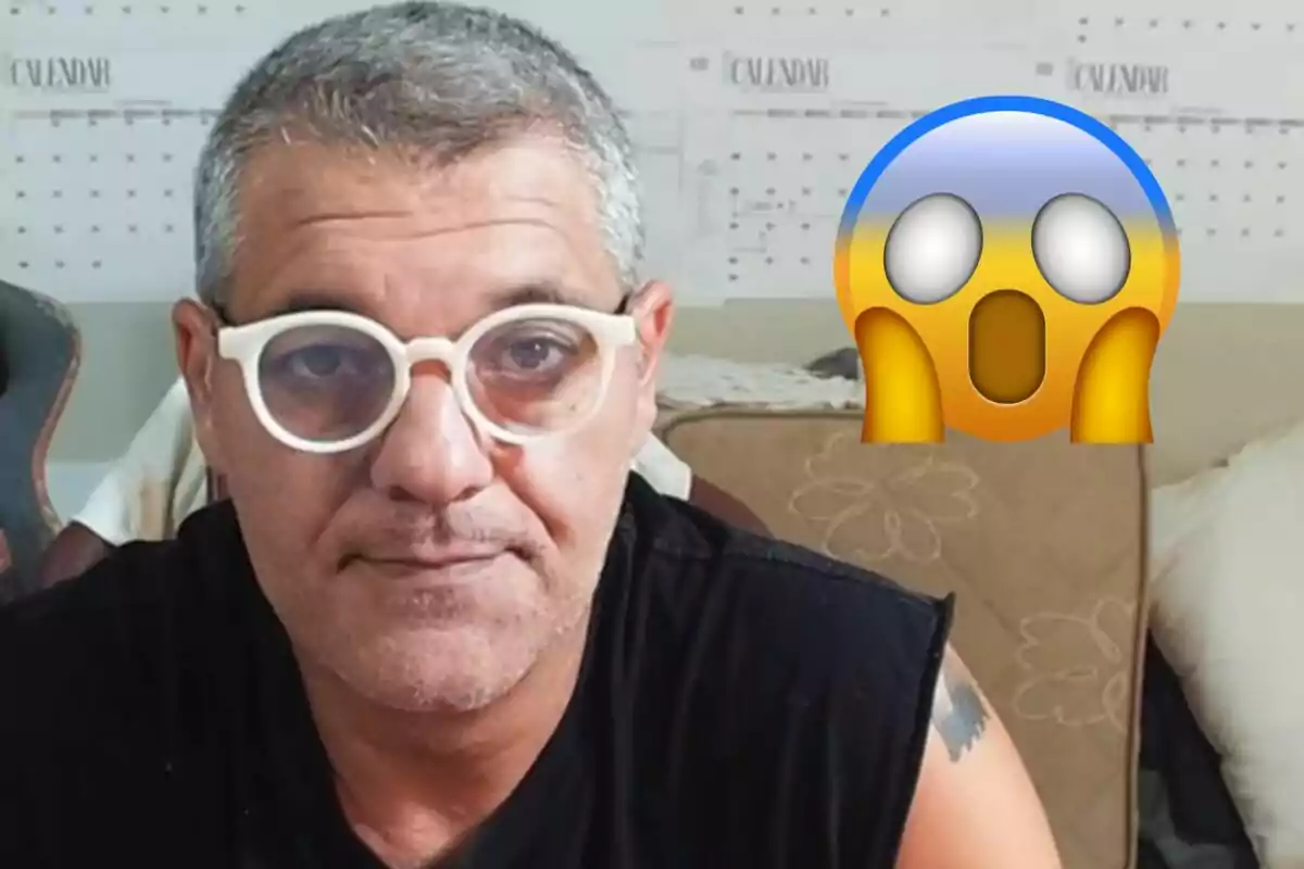 Frank Cuesta con gafas blancas y expresión neutral está sentado frente a un fondo con calendarios, acompañado de un emoji sorprendido.