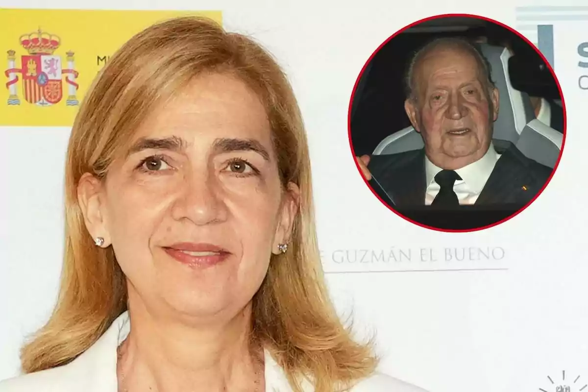 La infanta Cristina sonríe frente a una pared blanca con un escudo de España en el fondo y Juan Carlos I en un círculo rojo en la esquina superior derecha.