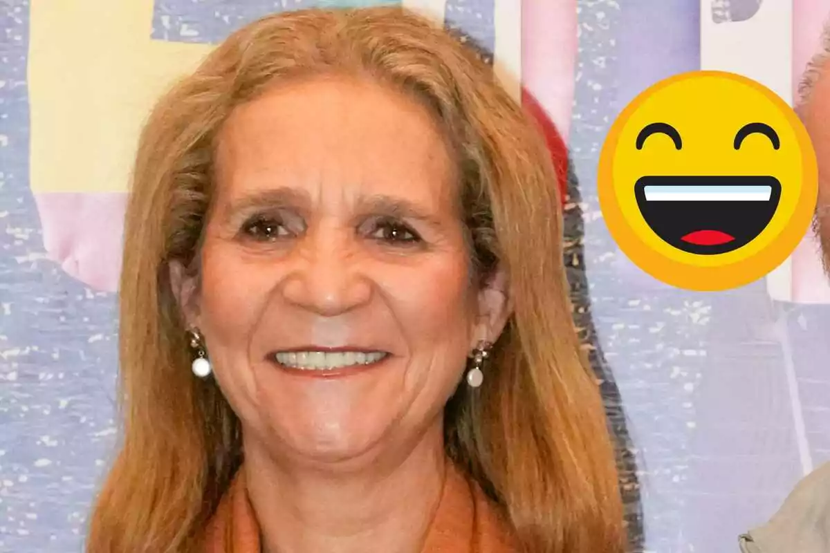 La infanta Elena sonriente con un emoji de cara feliz al fondo