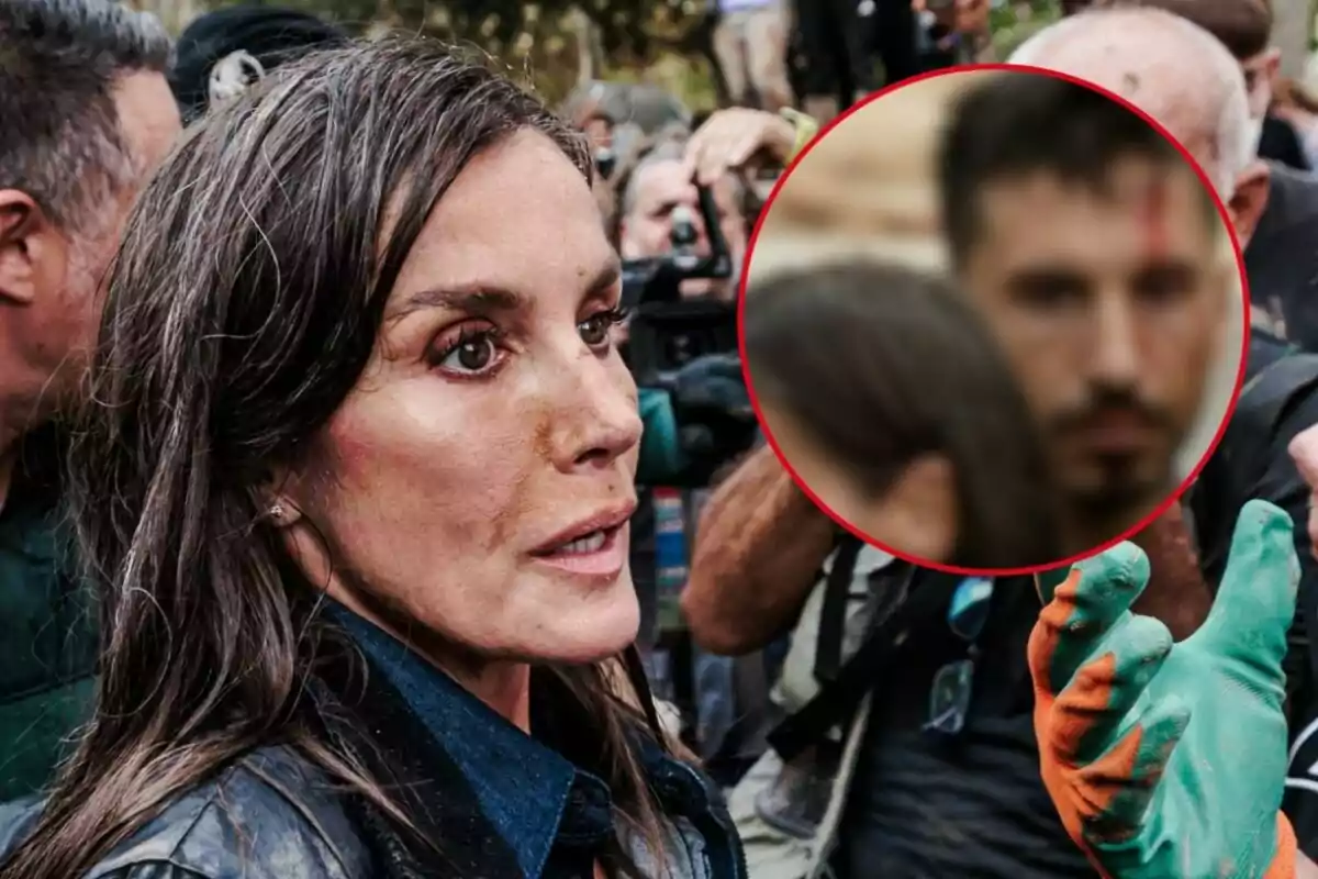 Letizia con el rostro sucio rodeada de personas y cámaras, con un círculo rojo resaltando a un hombre desenfocado en el fondo.