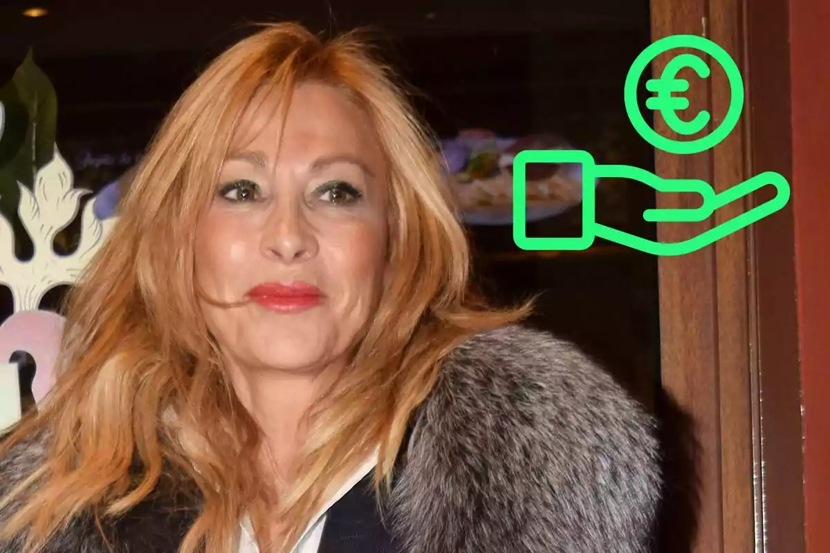 María de Mora con cabello rubio y un abrigo de piel, junto a un icono verde de una mano sosteniendo un símbolo de euro.