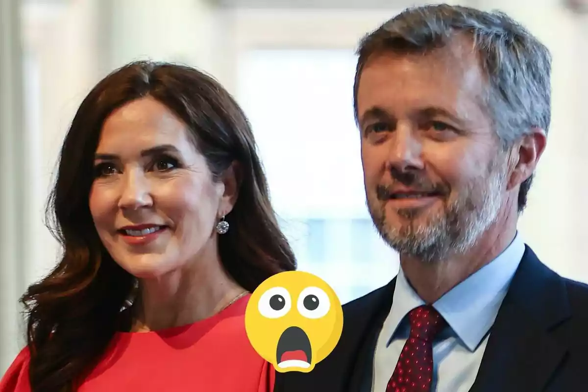 Mary y Federico de Dinamarca sonriente con un emoji sorprendido en primer plano. Mary y Federico de Dinamarca sonriente con un emoji sorprendido en primer plano.