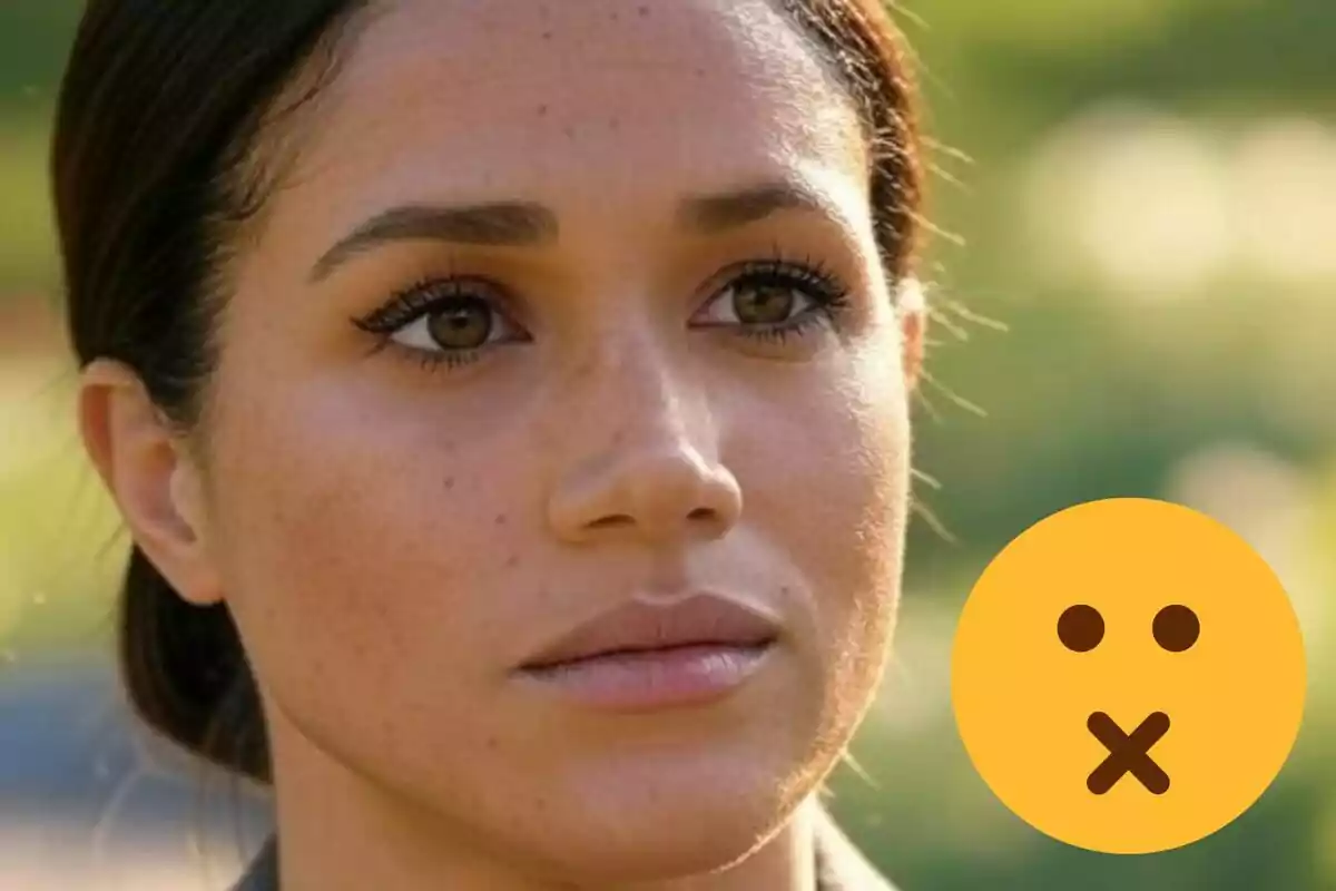 Meghan Markle mirando hacia adelante con un emoji de cara silenciada superpuesto.