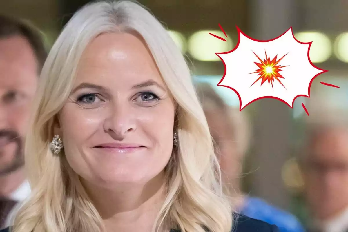Mette-Marit sonriendo con un gráfico de explosión en el fondo.