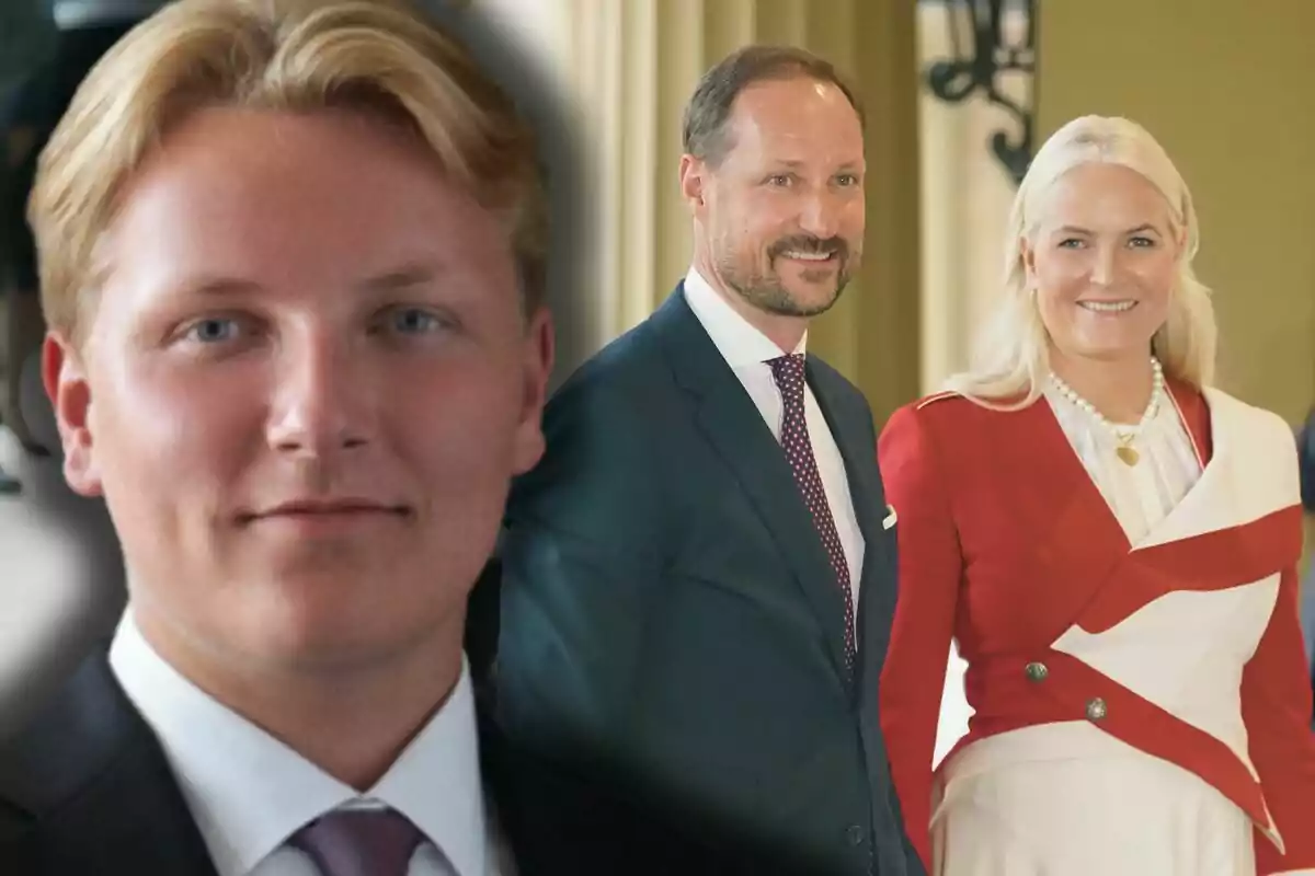 El príncipe Sverre de Noruega con traje aparece en primer plano mientras Haakon y Mette-Marit elegantemente vestida sonríe al fondo