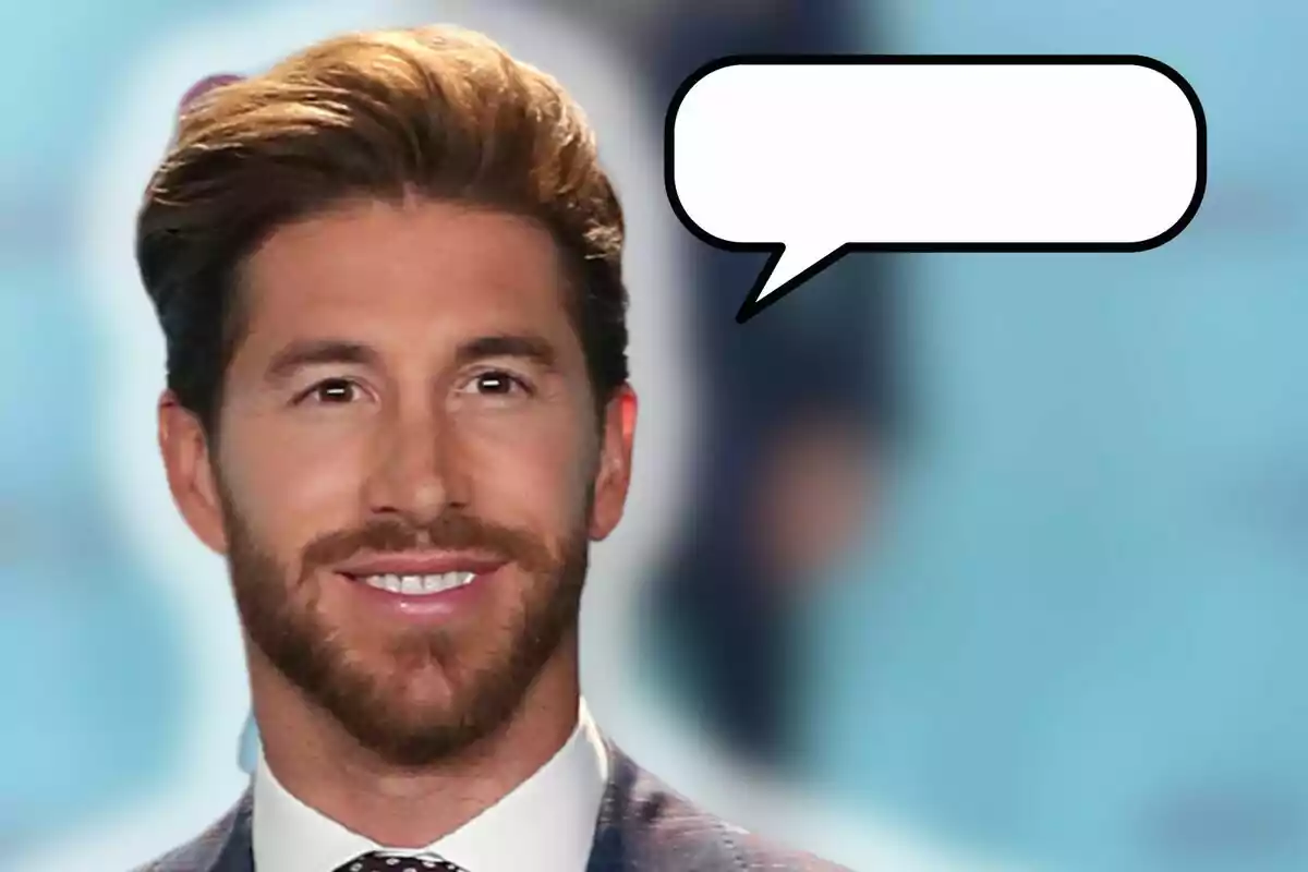 Sergio Ramos sonriente con barba y cabello castaño claro, vestido con traje, aparece en un fondo azul desenfocado; hay un globo de diálogo vacío al lado de su cabeza.