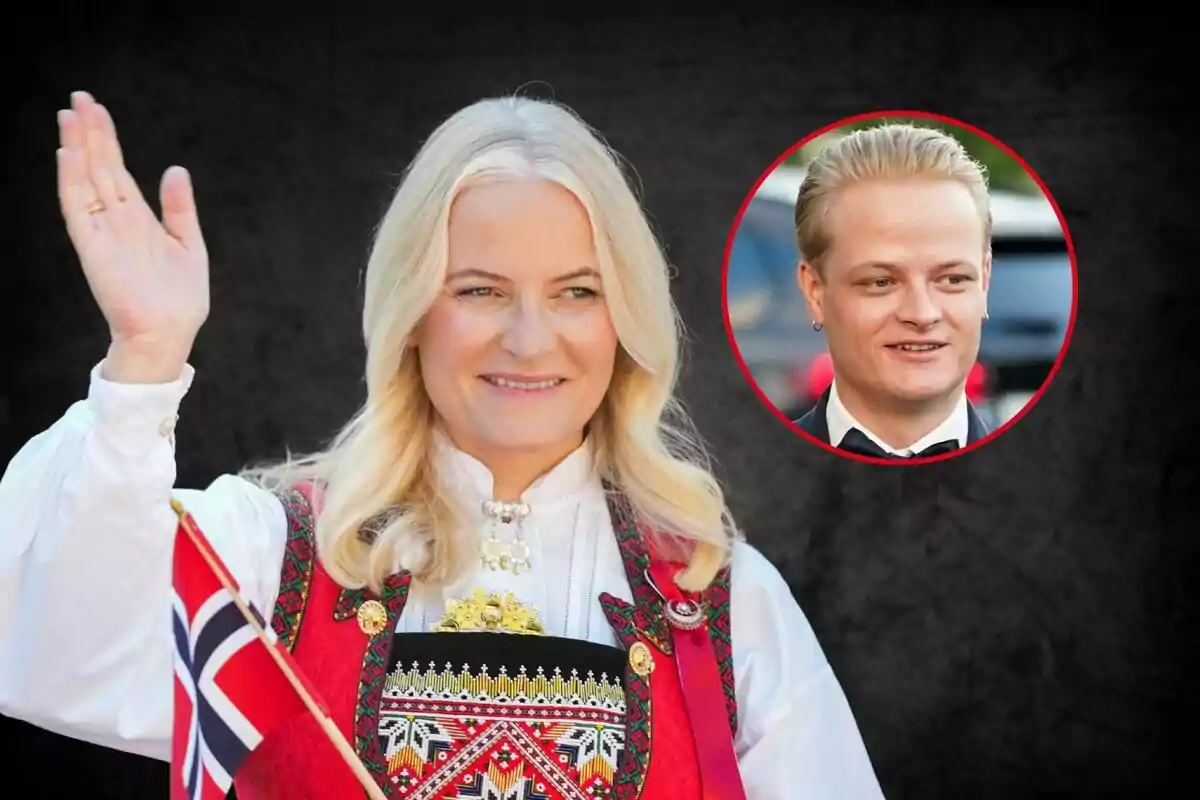 Mette-Marit con traje tradicional noruego saluda mientras sostiene una bandera de Noruega, con la imagen de un Marius Borg en un círculo rojo en la esquina superior derecha.