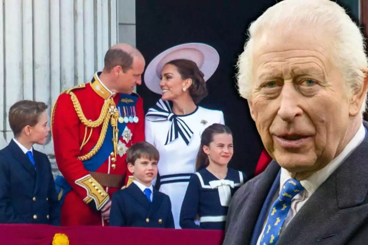 Un grupo de personas vestidas formalmente, incluyendo a Carlos III con uniforme rojo y una mujer con sombrero blanco, están de pie en un balcón junto a tres niños, mientras un hombre mayor está en primer plano. Un grupo de personas vestidas formalmente, incluyendo a Carlos III con uniforme rojo y una mujer con sombrero blanco, están de pie en un balcón junto a tres niños, mientras un hombre mayor está en primer plano.