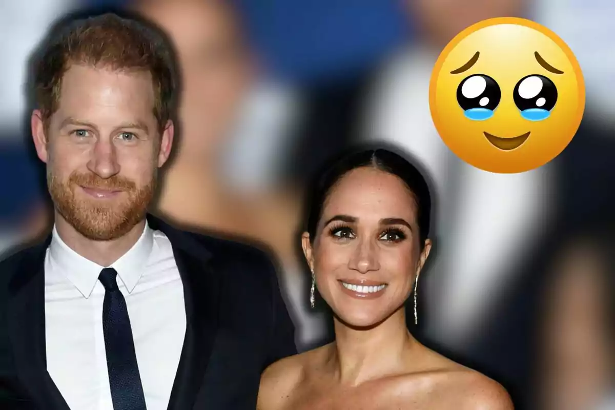 El príncipe Harry y Meghan Markle vestida de gala sonríe frente a un fondo desenfocado con un emoji de carita tierna en la esquina superior derecha