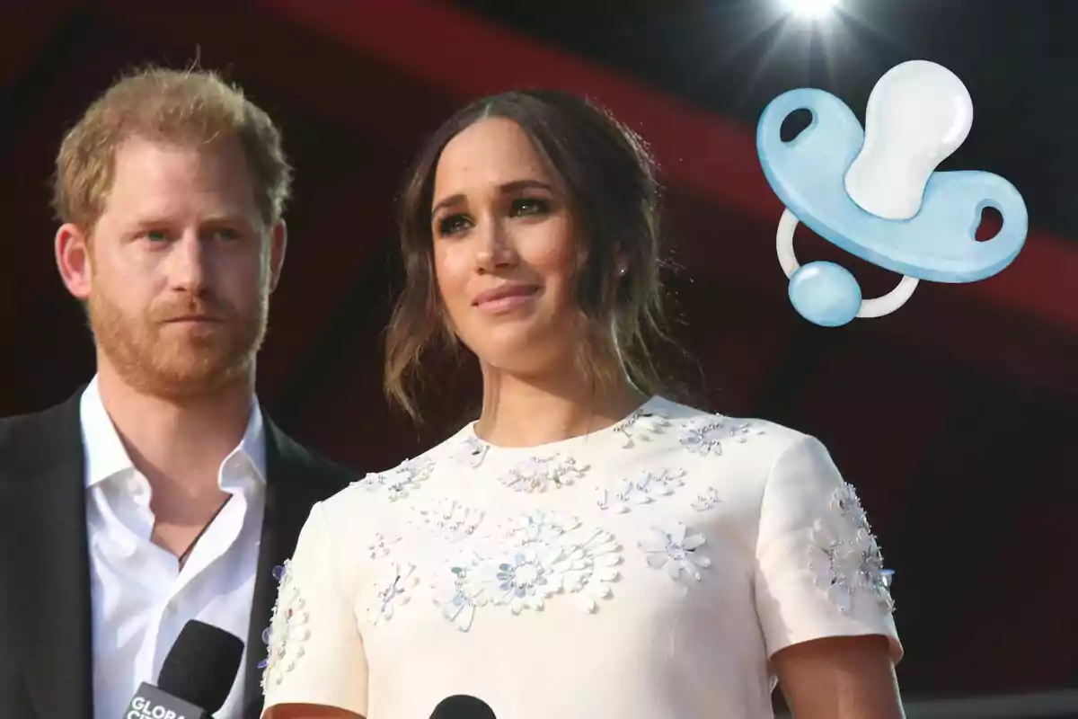 El príncipe Harry y Meghan Markle vestida de manera elegante sostiene micrófonos mientras al fondo aparece un chupón azul dibujado.