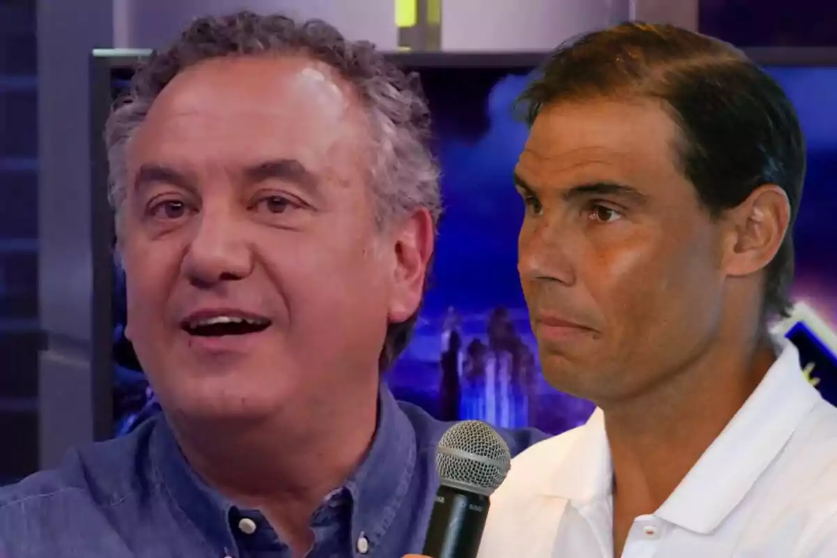 Dos hombres, uno con camisa azul y otro con camisa blanca, están en un entorno de estudio de televisión.