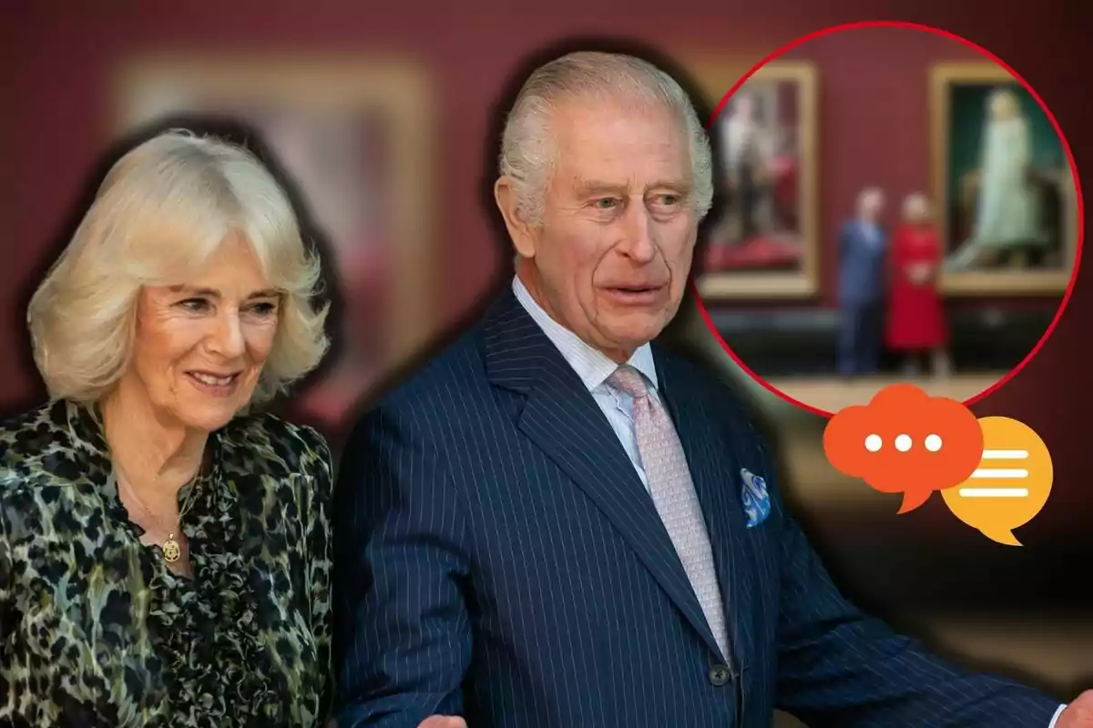 La reina Camila y Carlos III sonríe mientras está de pie frente a un fondo de cuadros enmarcados, con un círculo que muestra una imagen borrosa de ellos mismos en una galería de arte.