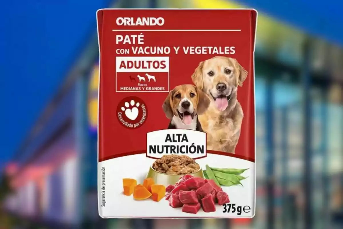 Paquete de comida para perros adultos de razas medianas y grandes con paté de vacuno y vegetales de alta nutrición de 375 gramos con imágenes de dos perros en la parte frontal. Paquete de comida para perros adultos de razas medianas y grandes con paté de vacuno y vegetales de alta nutrición de 375 gramos con imágenes de dos perros en la parte frontal.