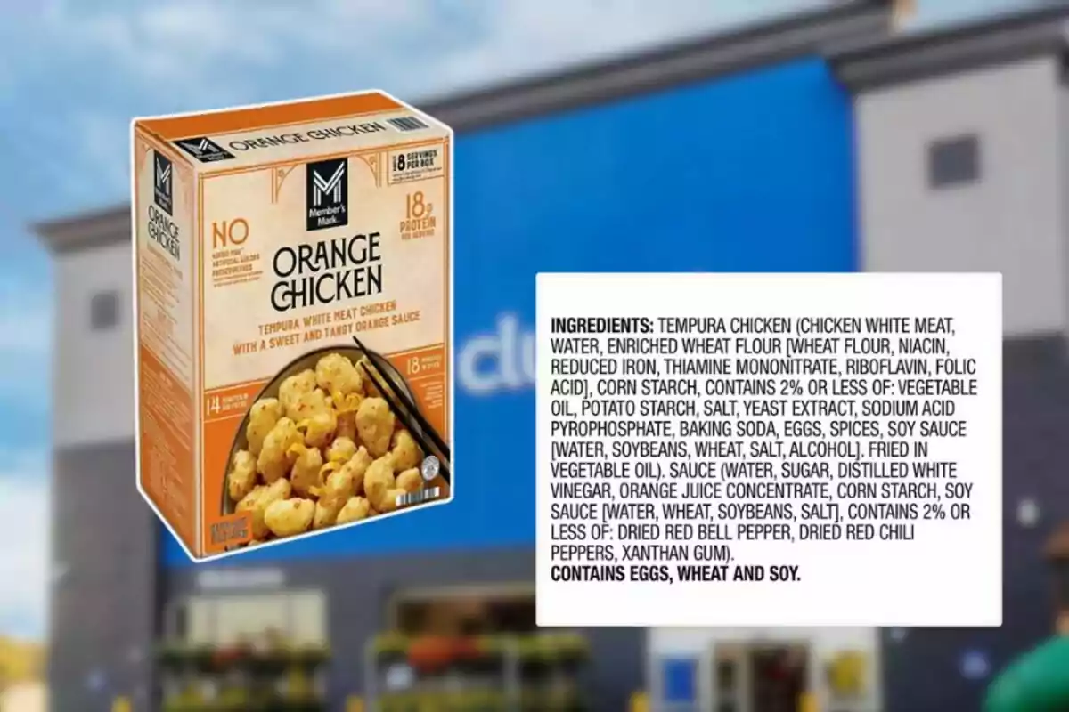 Caja de Orange Chicken de la marca Member’s Mark con información de ingredientes y contenido nutricional destacada frente a una tienda con fachada azul desenfocada. Caja de Orange Chicken de la marca Member’s Mark con información de ingredientes y contenido nutricional destacada frente a una tienda con fachada azul desenfocada.