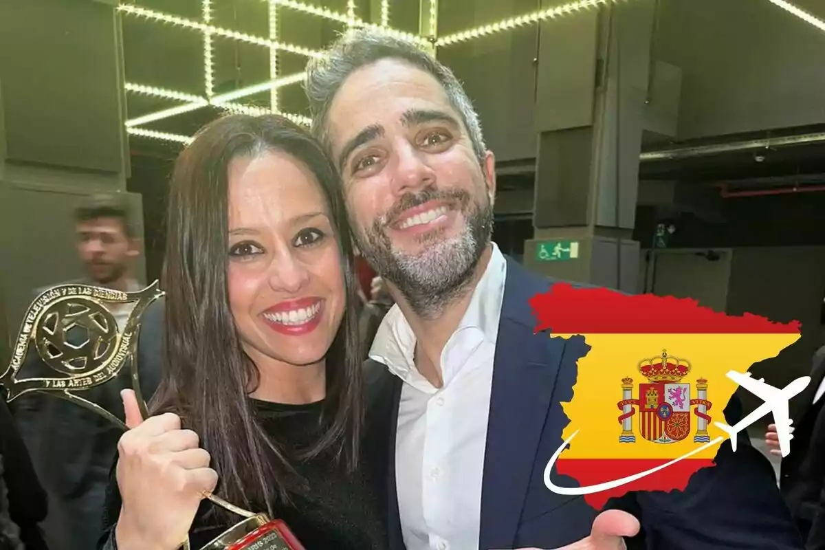 Sara Rubio y Roberto Leal sonrientes posan con un trofeo, con una bandera de España y un avión superpuestos en la esquina inferior derecha.