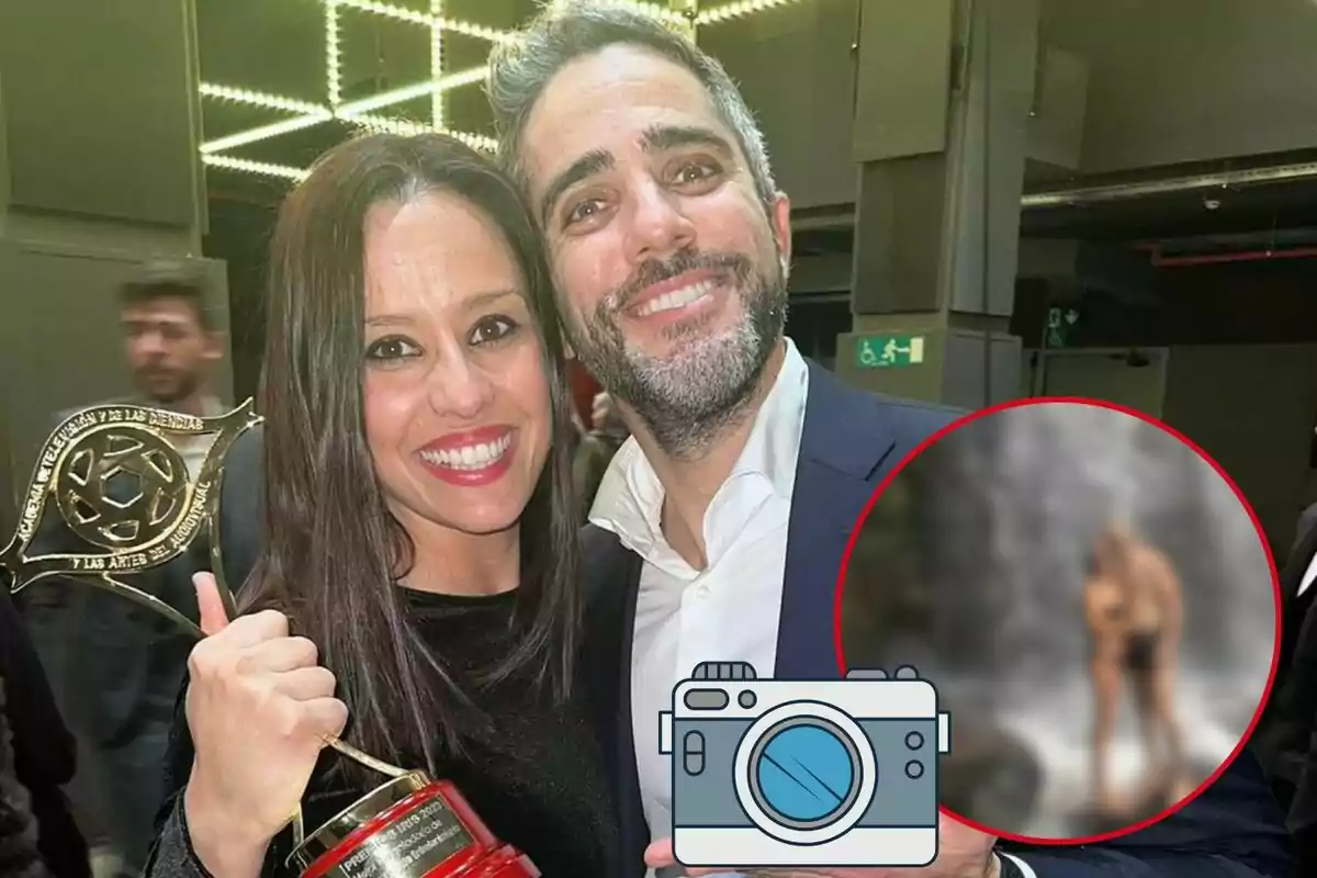 Sara Rubio y Roberto Leal sonríen mientras Sara sostiene un trofeo, con un círculo rojo que contiene una imagen borrosa en la esquina inferior derecha.