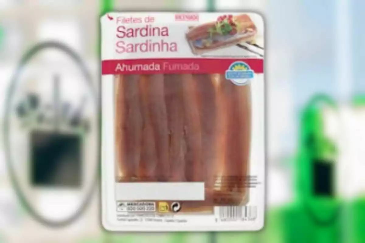 Envase de filetes de sardina ahumada en presentación al vacío con etiqueta en español y portugués Envase de filetes de sardina ahumada en presentación al vacío con etiqueta en español y portugués