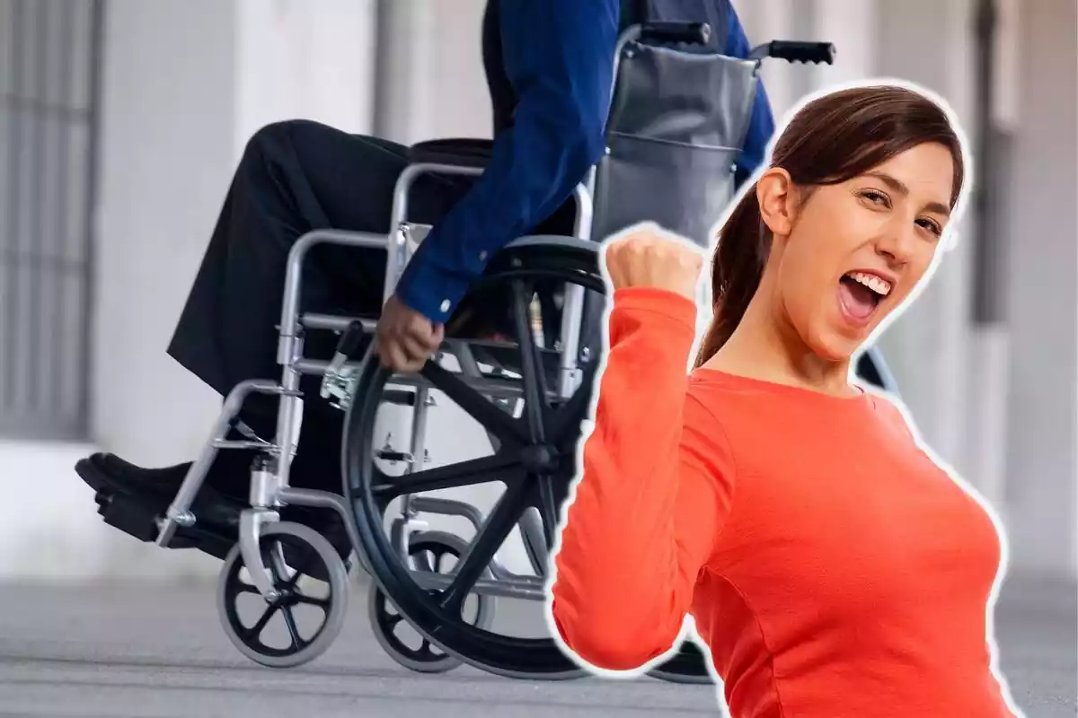 Montaje con una persona en silla de ruedas de fondo y una mujer contenta y con cara de estar celebrando Montaje con una persona en silla de ruedas de fondo y una mujer contenta y con cara de estar celebrando