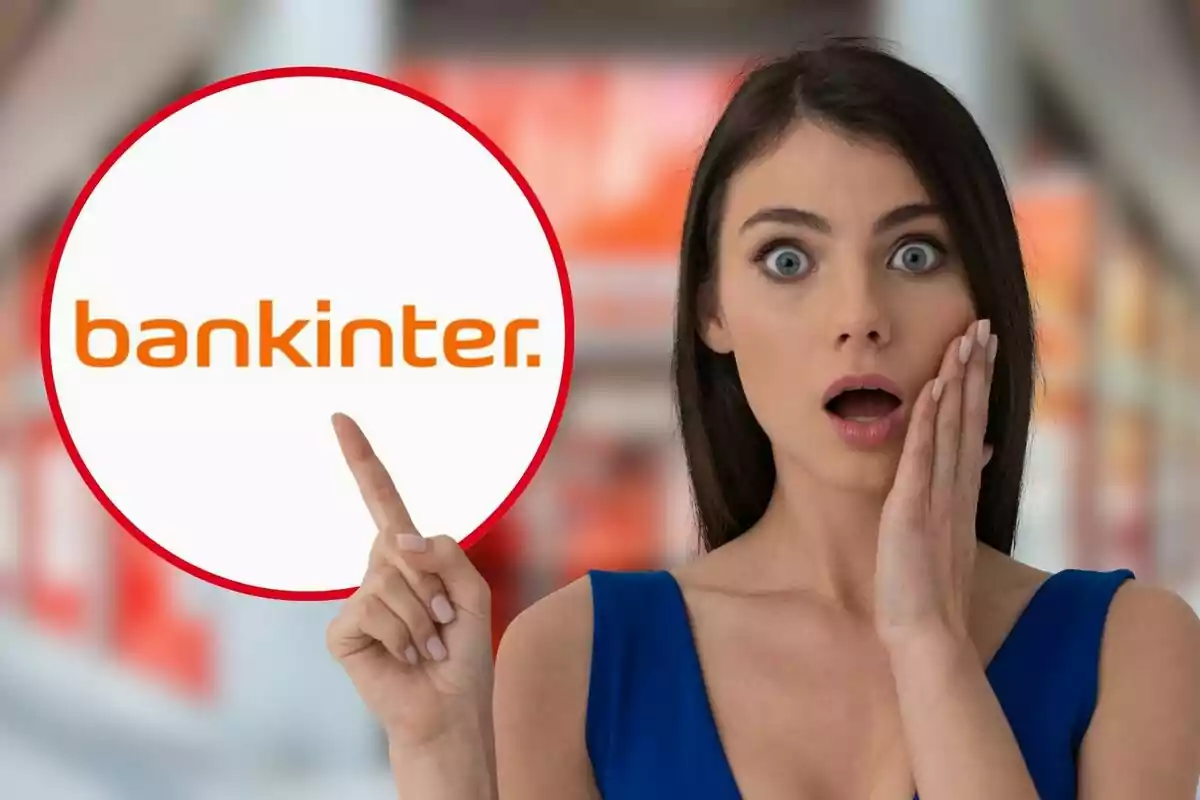 Mujer sorprendida señalando un logotipo de Bankinter.