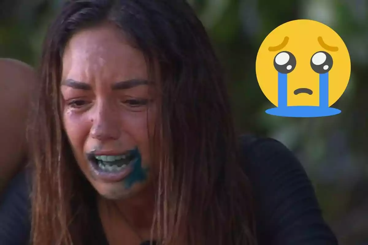 Anita con expresión de angustia y la boca manchada de azul junto a un emoji llorando.