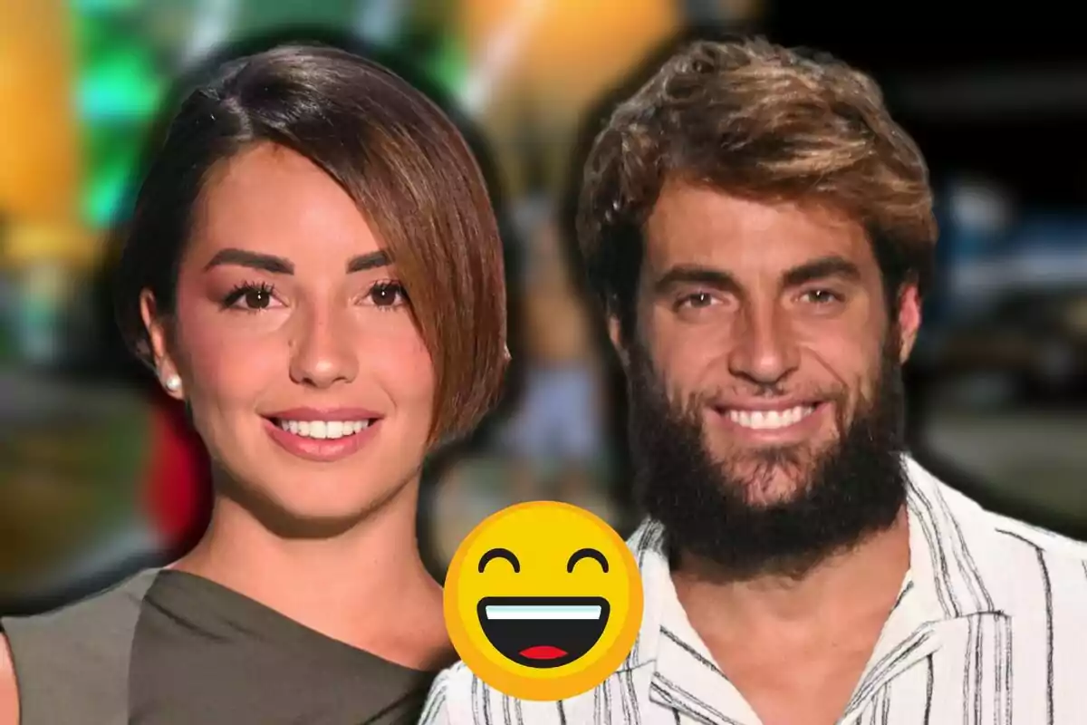 Anita y Montoya sonrientes con un emoji de cara feliz en el centro